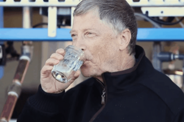 Bill Gates boit de l’eau issue d’excréments humains…
