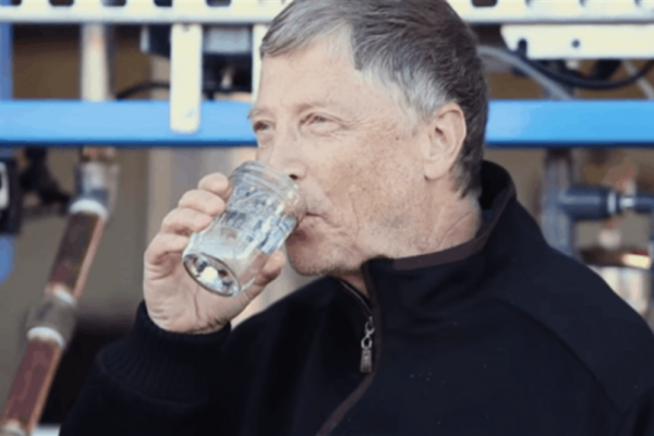 Bill Gates boit de l’eau issue d’excréments humains…