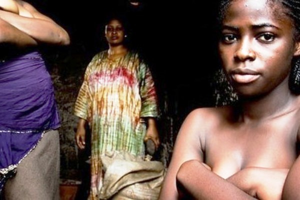 Ces adolescentes complexées par leurs seins