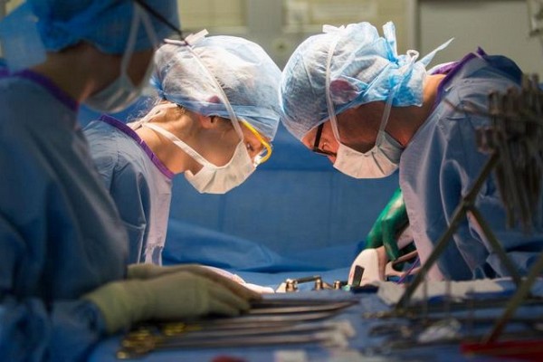 Une tribune pour interdire le toucher vaginal sur une patiente endormie