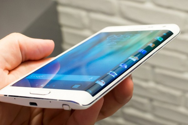 Le Samsung Galaxy S6 aura un écran recouvrant ses deux bordures ?