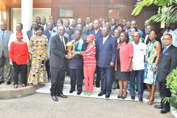 Football: le trophée de la CAN 2015 présenté au Président Henri Konan Bédié