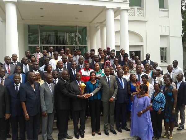 Le trophée de la CAN 2015 présenté au Premier ministre