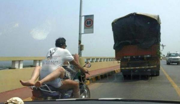 Inde: Une couple s'envoie en l'air sur une moto en marche