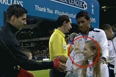(VIDEO) Une gamine fait un pied de nez à Luis Suarez.