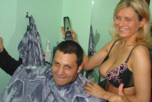 (photos) Des coiffeuses en petite tenue, la nouvelle tendance à Moscou 