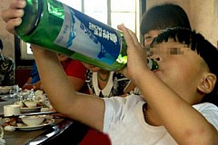 À 2 ans, il est le plus jeune alcoolique du monde: «Il nous supplie de lui donner du vin ou de la bière plutôt que du lait», expliquent ses parents