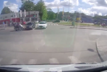  (vidéo) Un motard grille un feu rouge et atterrit sur deux voitures