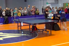 (vidéo) Déçu par sa défaite, un jeune joueur de ping-pong passe ses nerfs sur l’arbitre 