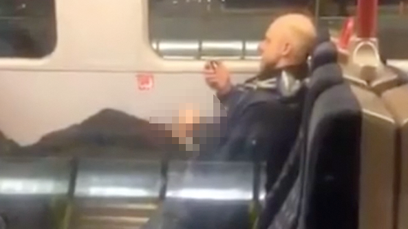 Vido PaysBas Un Homme Surpris En Train De Se Masturber Dans Le
