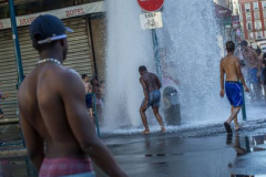 (Photos) France: Des jeunes ouvrent des bouches d’incendie pour se baigner