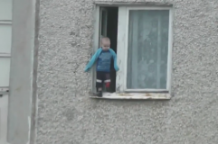 (Vidéo) La terrifiante vidéo d’un enfant jouant sur le rebord d’une fenêtre au 8ème étage