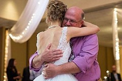 La mariée danse avec l'homme qui lui a sauvé la vie
