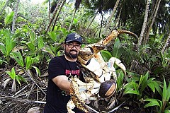 Tranquillou, il prend une photo avec un crabe géant