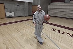(Vidéo) Les dunks incroyables des moines franciscains du Bronx
