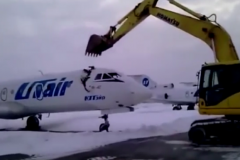 (Vidéo) Russie: Viré, l'employé de l'aéroport se venge en détruisant un avion à la pelleteuse