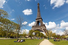 Un demi-million d'euros pour un bout d'escalier de la Tour Eiffel