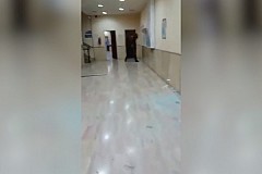 Un homme détruit un hôpital en apprenant le décès de sa mère (vidéo)