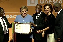 Angela Merkel reçoit le Prix FHB Unesco pour la paix