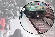 Le casque sur les oreilles, une jeune fille est percutée par un train mais survit miraculeusement (vidéo)