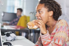Manger au bureau rend plus stressé et moins créatif