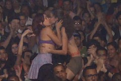 Le baiser lesbien en plein rassemblement évangélique qui embrase le Brésil.
