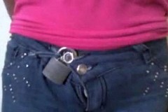 Il accroche un cadenas à son amie pour qu'elle lui soit fidèle Il accroche un cadenas à son amie pour qu'elle lui soit fidèle