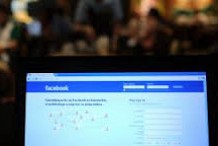 Sur Facebook, elle découvre que Maman trompe Papa, elle le dit à Papa qui frappe Maman à coups de marteau.
