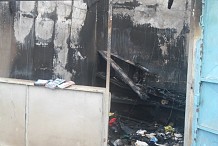 Incendie : une cour et une boutique ravagées par les flammes