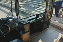 (VIDEO) Un chauffeur de bus sauve la vie d’une suicidaire