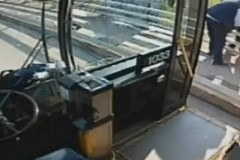(VIDEO) Un chauffeur de bus sauve la vie d’une suicidaire (VIDEO) Un chauffeur de bus sauve la vie d’une suicidaire