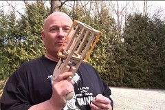 Un fabriquant d'arbalètes crée le pistolet à préservatifs Un fabriquant d'arbalètes crée le pistolet à préservatifs
