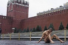Un Russe cloue ses organes génitaux entre des pavés de la Place Rouge