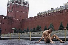 Un Russe cloue ses organes génitaux entre des pavés de la Place Rouge Un Russe cloue ses organes génitaux entre des pavés de la Place Rouge