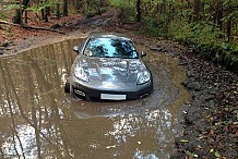 Il abandonne sa Porsche dans la boue pour arriver à l'heure à son match.