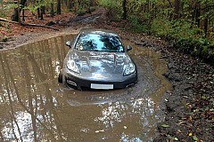 Il abandonne sa Porsche dans la boue pour arriver à l'heure à son match.