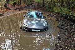Il abandonne sa Porsche dans la boue pour arriver à l'heure à son match. Il abandonne sa Porsche dans la boue pour arriver à l'heure à son match.