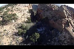 (VIDÉO) Un impressionnant vol en wingsuit entre les falaises d'un canyon aux États-Unis