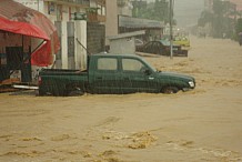 Inondations dans une zone industrielle d'Abidjan suite à une pluie diluvienne