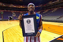 Basket : Thunder Law, membre des Harlem Globetrotters, bat le record du monde du plus long lancer.