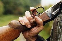 Un chasseur se tire une balle dans le pied en relaçant ses chaussures