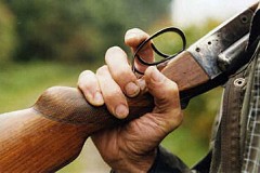 Un chasseur se tire une balle dans le pied en relaçant ses chaussures Un chasseur se tire une balle dans le pied en relaçant ses chaussures