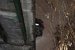 Un VUS presque suspendu dans le vide à la suite d’un accident Un VUS presque suspendu dans le vide à la suite d’un accident