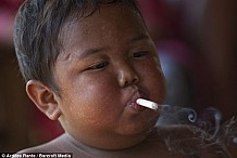 Accro à la cigarette à 2 ans, Aldi Rizal est aujourd'hui dépendant à la nourriture.
