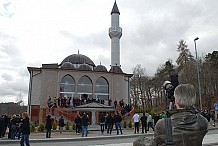 Suède : des pieds de porcs lancés dans une mosquée