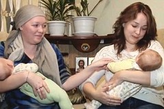Deux mères retrouvent leurs bébés 102 jours après qu'ils ont été échangés à la naissance.
