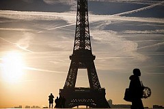 Un tronçon d'escalier de la Tour Eiffel aux enchères à Paris. Un tronçon d'escalier de la Tour Eiffel aux enchères à Paris.