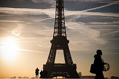 Un tronçon d'escalier de la Tour Eiffel aux enchères à Paris.