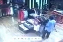 Un voleur dans un magasin se prend un KO de la part d'un vendeur
