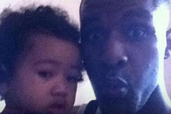 Il se prend en photo avec son bébé de 18 mois avant de le tuer Il se prend en photo avec son bébé de 18 mois avant de le tuer